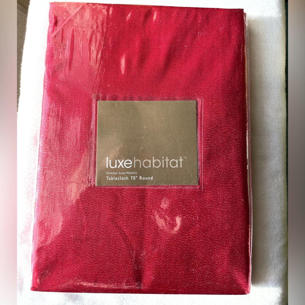 NWT LUXE HABITAT TABLECLOTH     Shimmer Luxe Metallic   70” Round